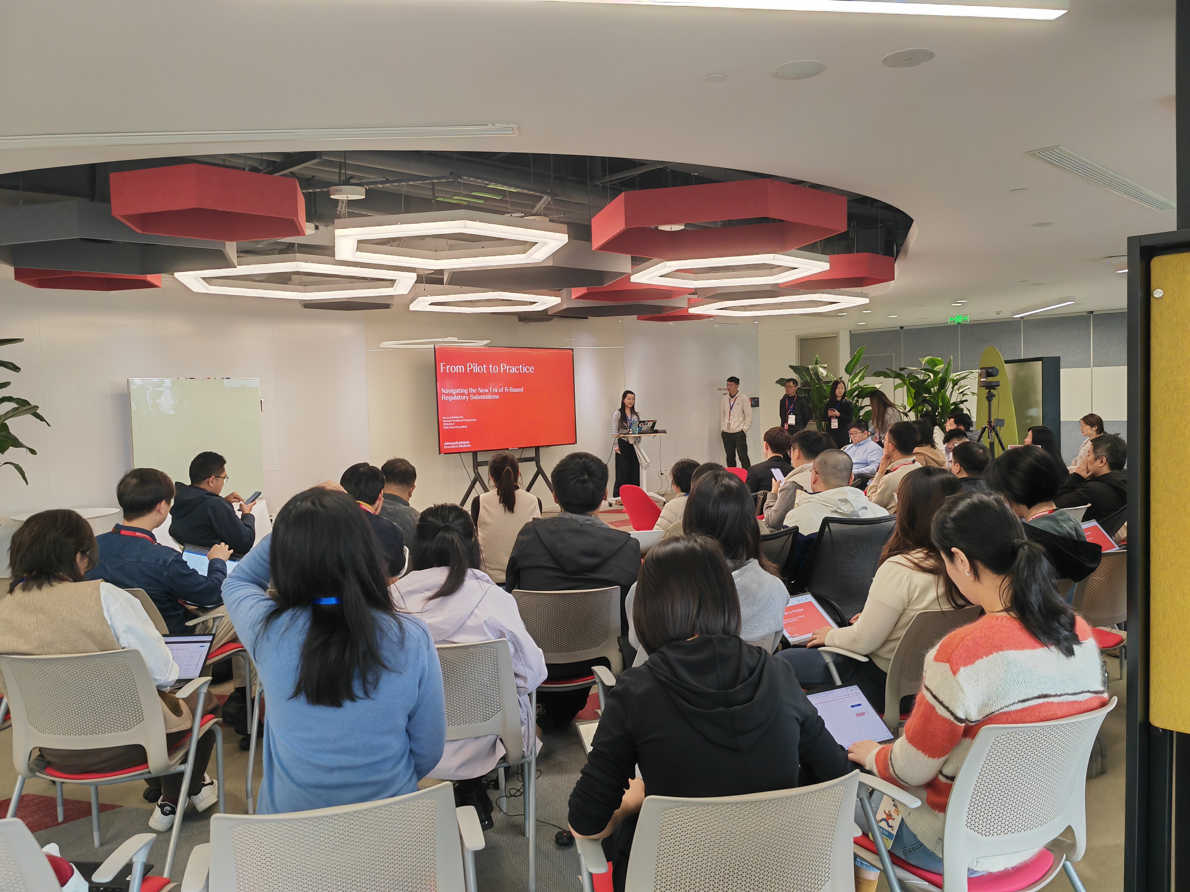 Speaker presenting to attendees during a China PharmaRUG 2026 session